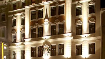 Voorkant accommodatie - avond/nacht