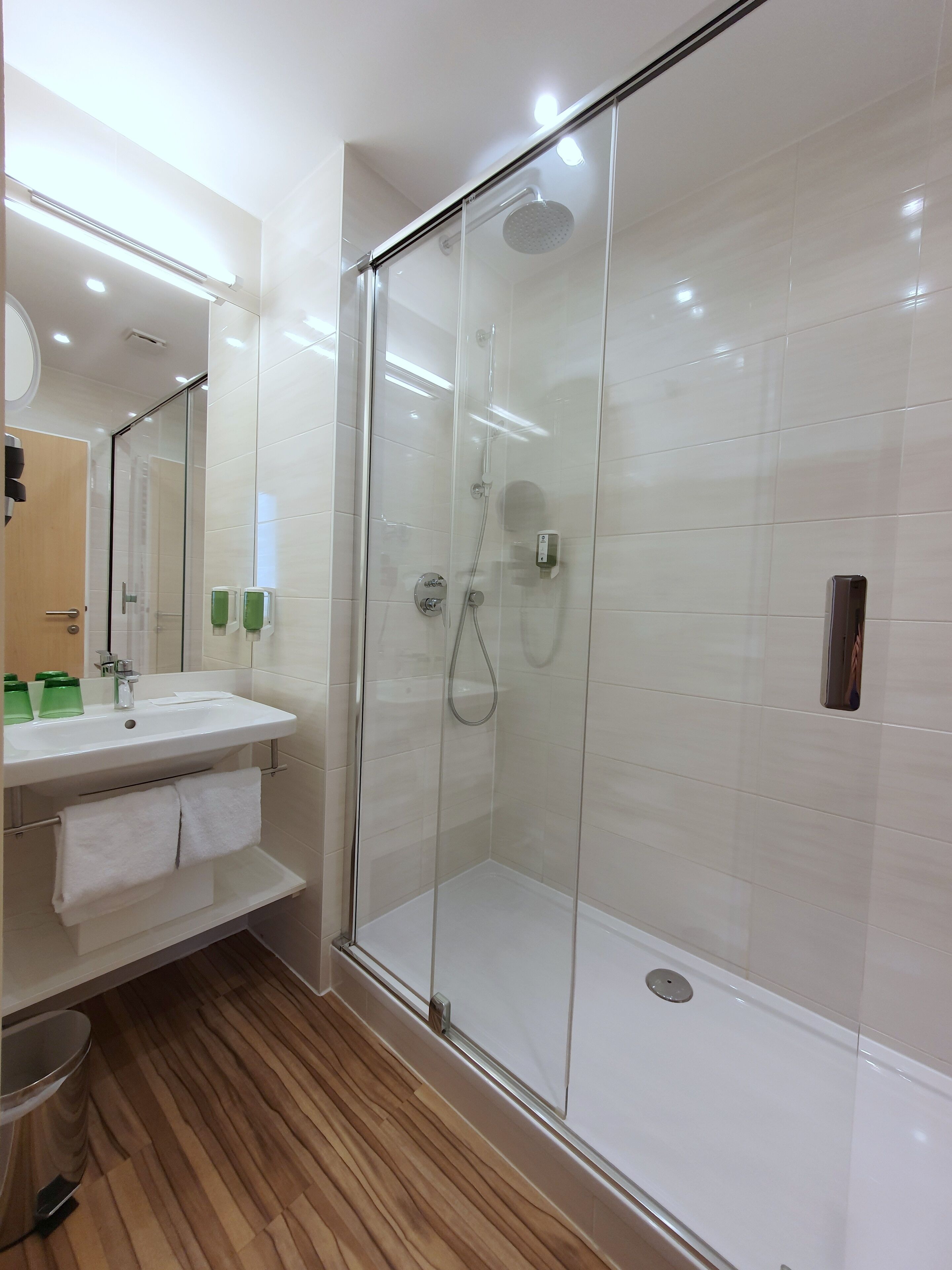 executive triple room, city view | bathroom shower