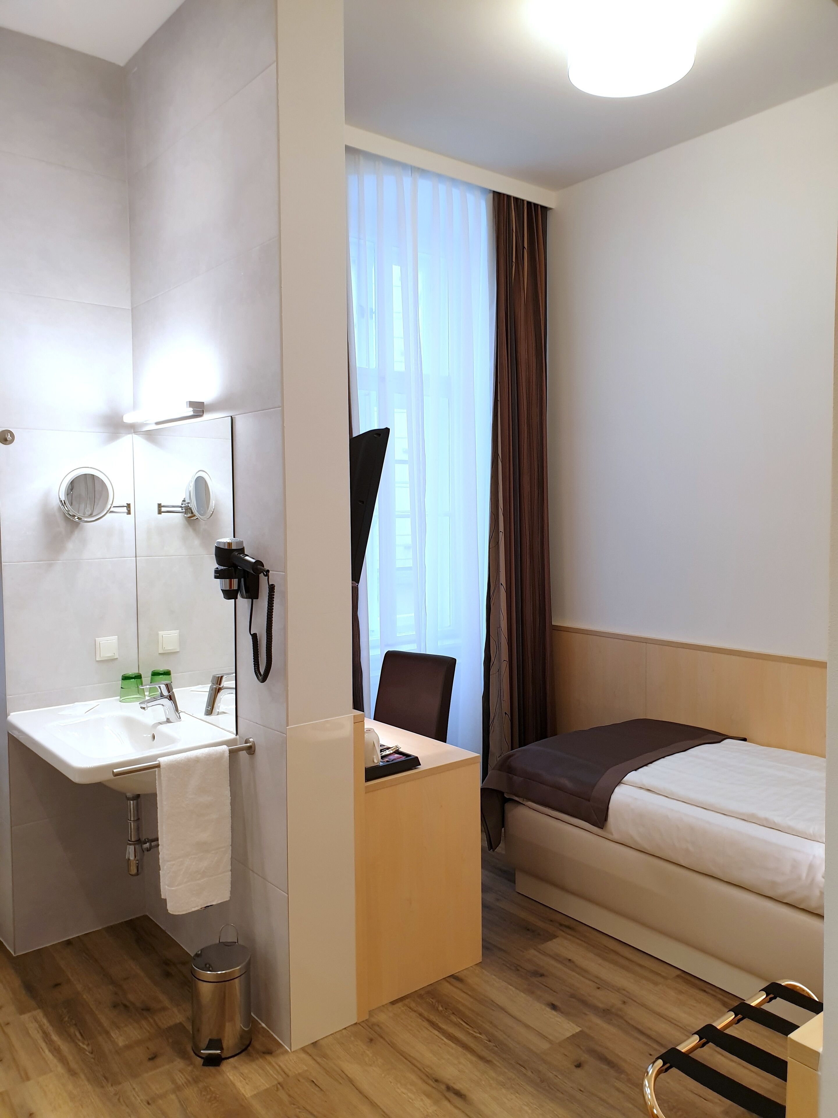 standard single room | living area | 37-inch lcd tv with satellite channels, tv