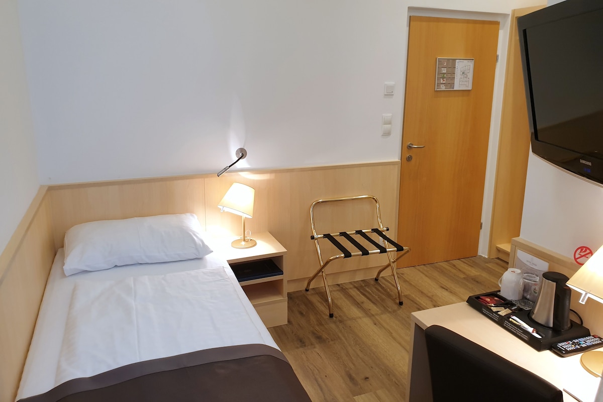 Ropa de cama hipoalergénica y caja de seguridad en la habitación 
