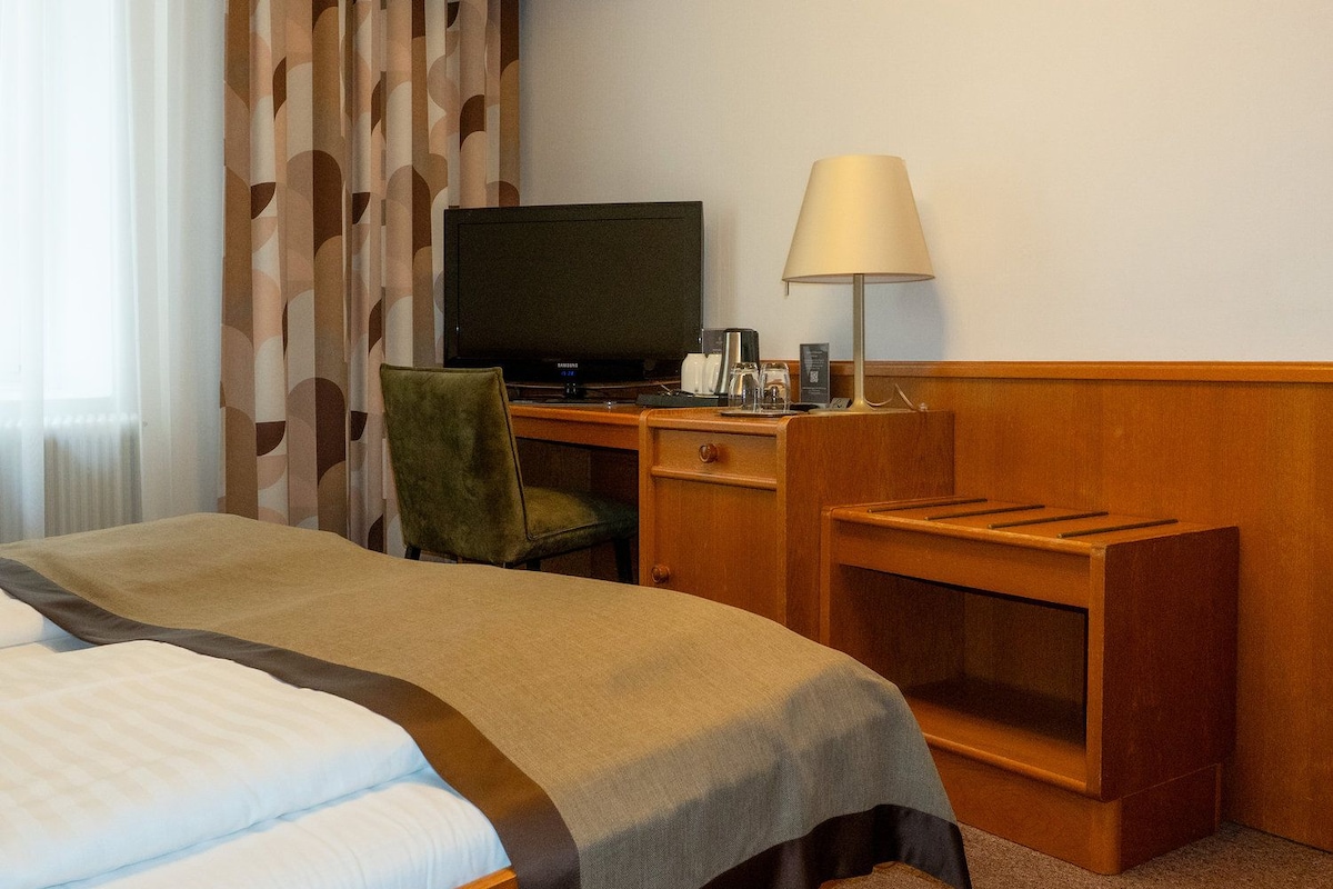 Ropa de cama hipoalergénica y caja de seguridad en la habitación 