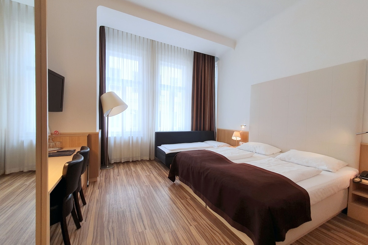 Ropa de cama hipoalergénica y caja de seguridad en la habitación 