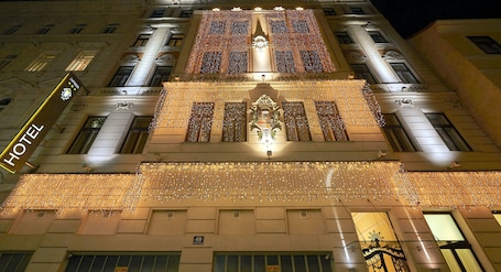 Facciata della struttura - sera/notte. Hotel Zipser