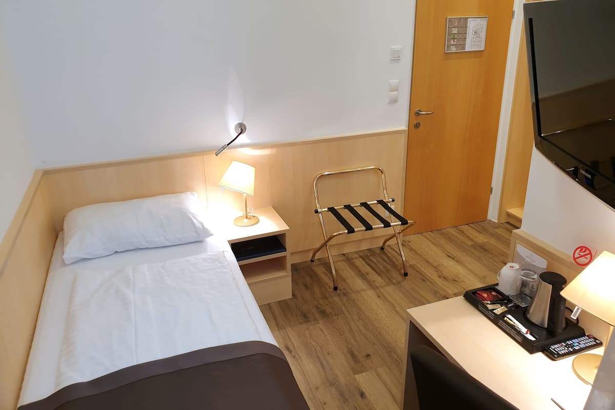 Habitación individual estándar | Ropa de cama de alta calidad, caja fuerte, mobiliario individual