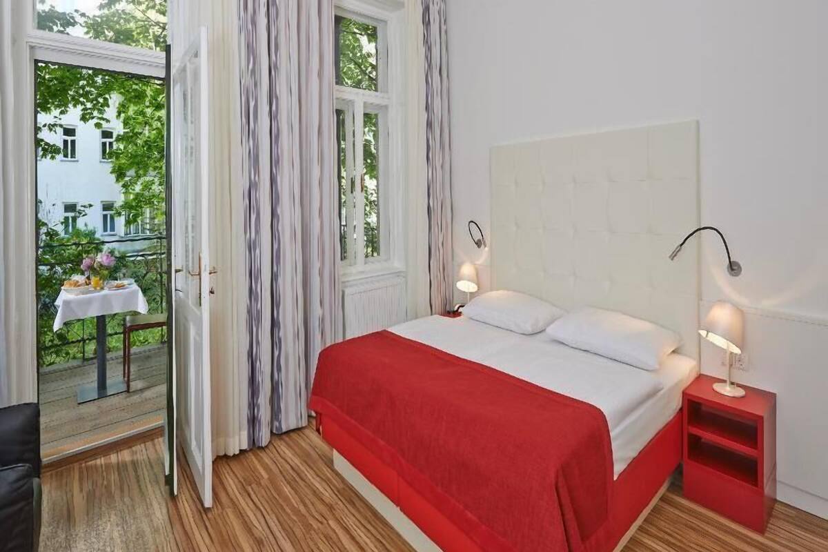Premium bedding, in-room safe, desk, laptop workspace