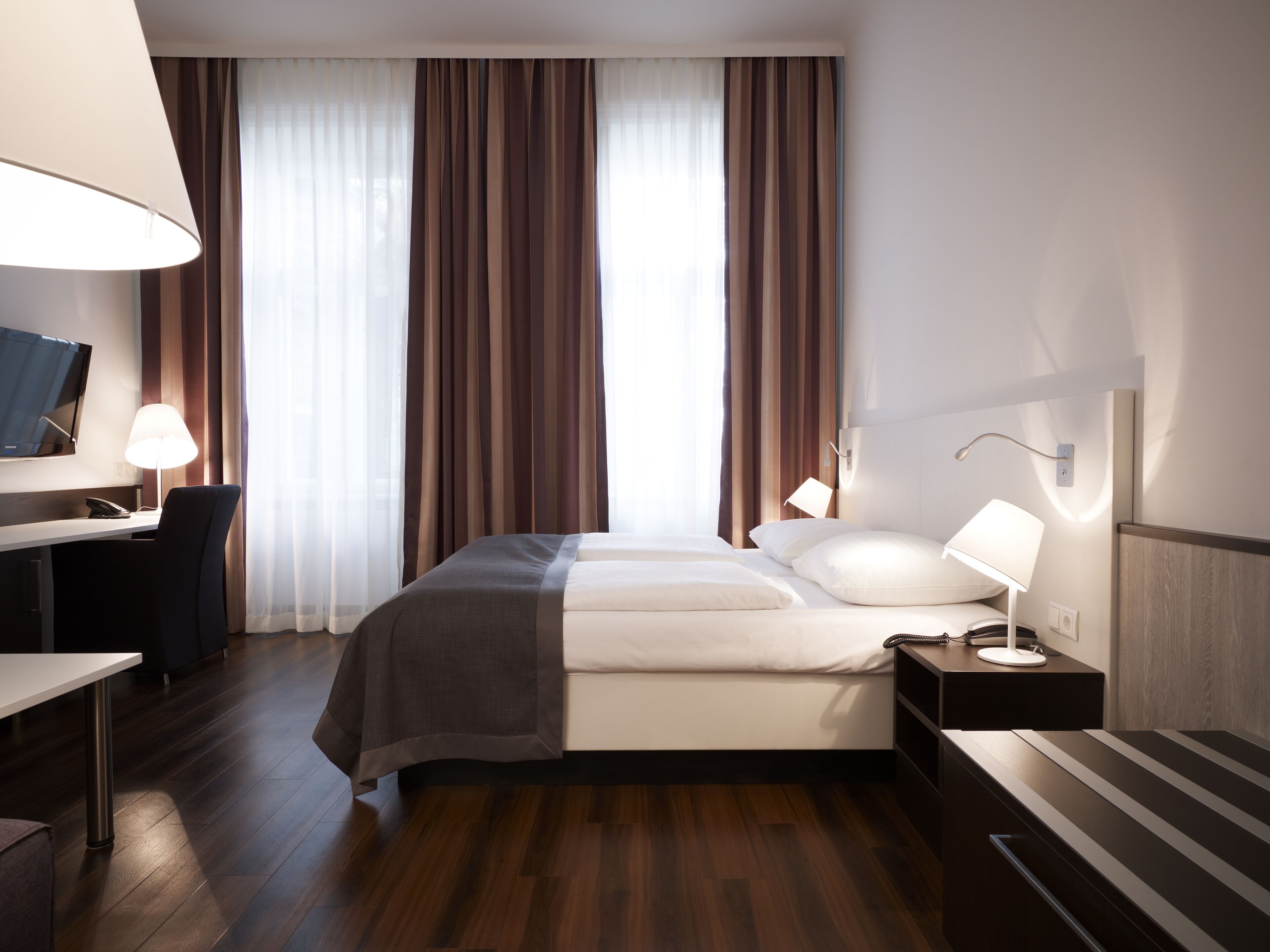 Habitación doble Deluxe, vista al jardín | Ropa de cama de alta calidad y caja de seguridad en la habitación 