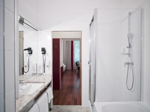 Bathroom shower - Hotel Zipser (Vienna)