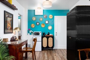 Superior King | Living area | 32-inch flat-screen TV with satellite channels, TV - The Motor Lodge (Prescott)