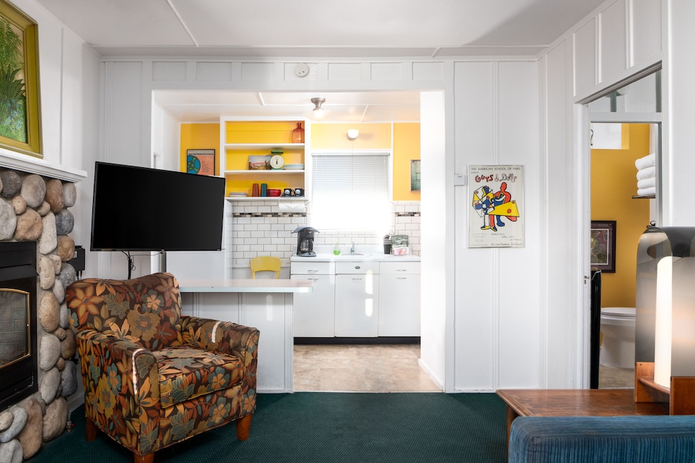 The Motor Lodge by null