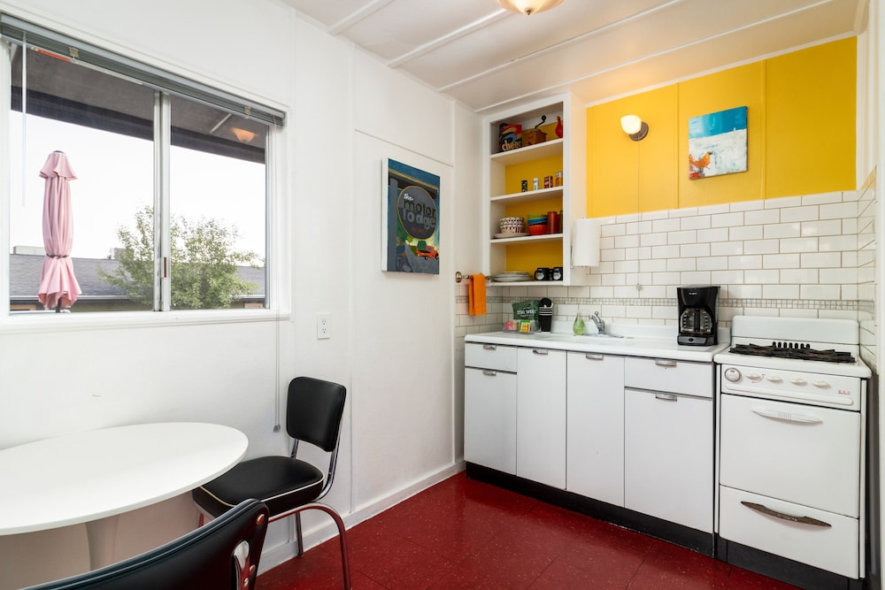 The Motor Lodge by null