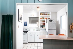 Suite | Cocina privada | Refrigerador y cafetera y tetera 