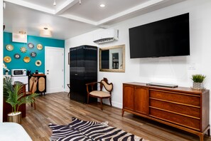 Quarto luxo | Área de estar | TV de tela plana 32 polegadas com canais via satélite, TV