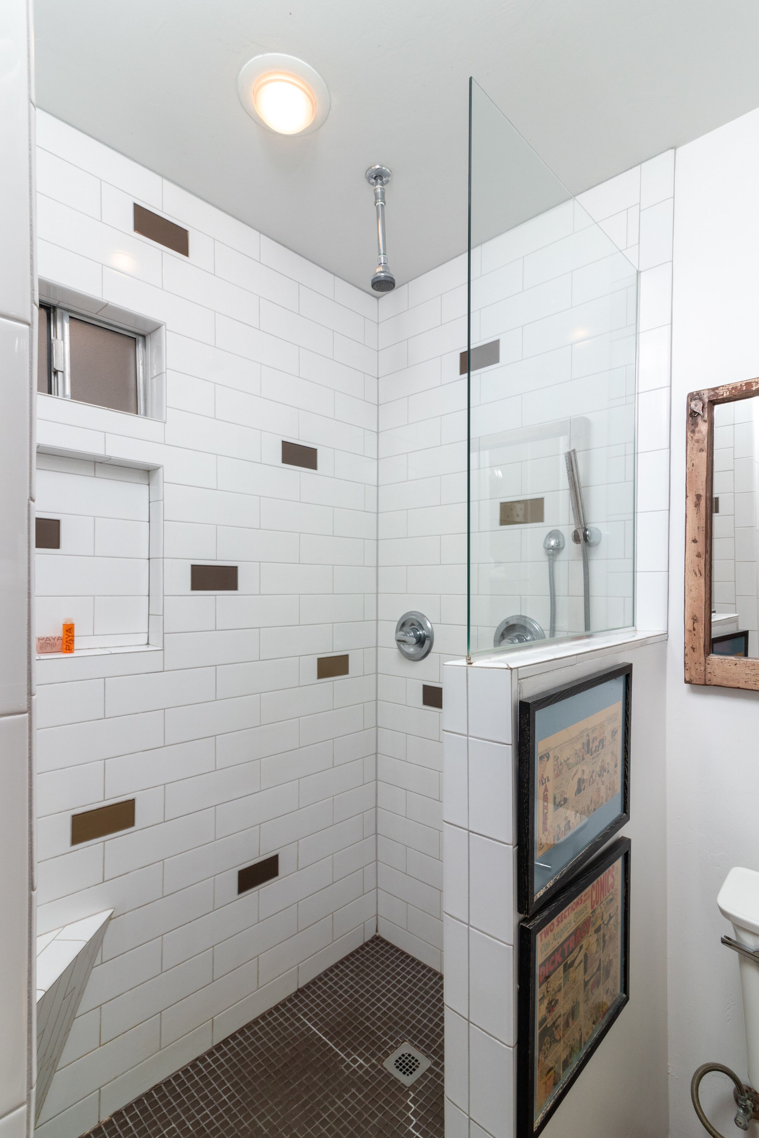 Deluxe kamer | Badkamer | Een douche, designer toiletartikelen, een haardroger, handdoeken