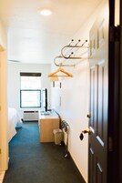 Espacio para trabajar con laptop, wifi gratis y ropa de cama 