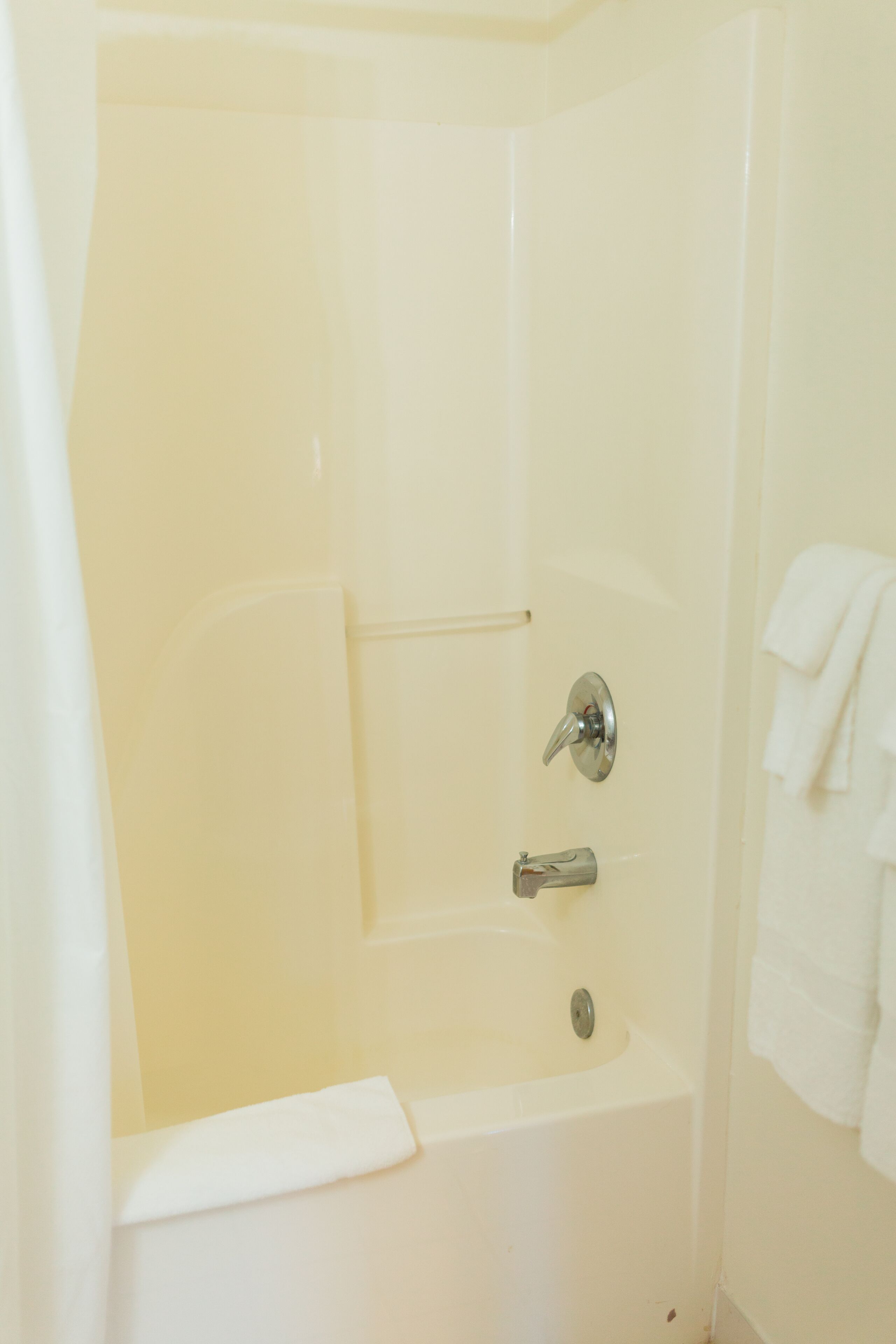 combined shower/bathtub, towels, soap, shampoo