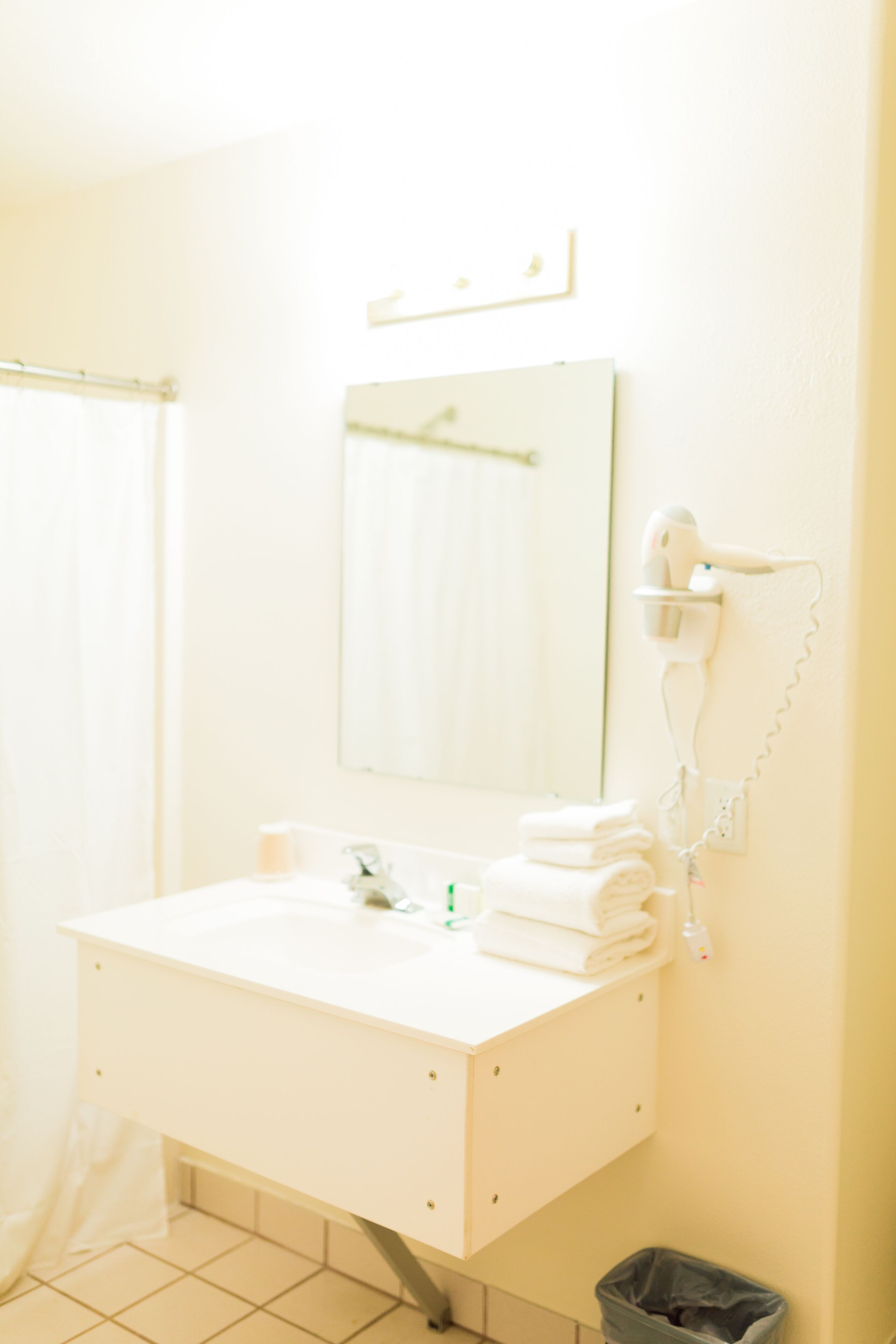 combined shower/bathtub, towels, soap, shampoo