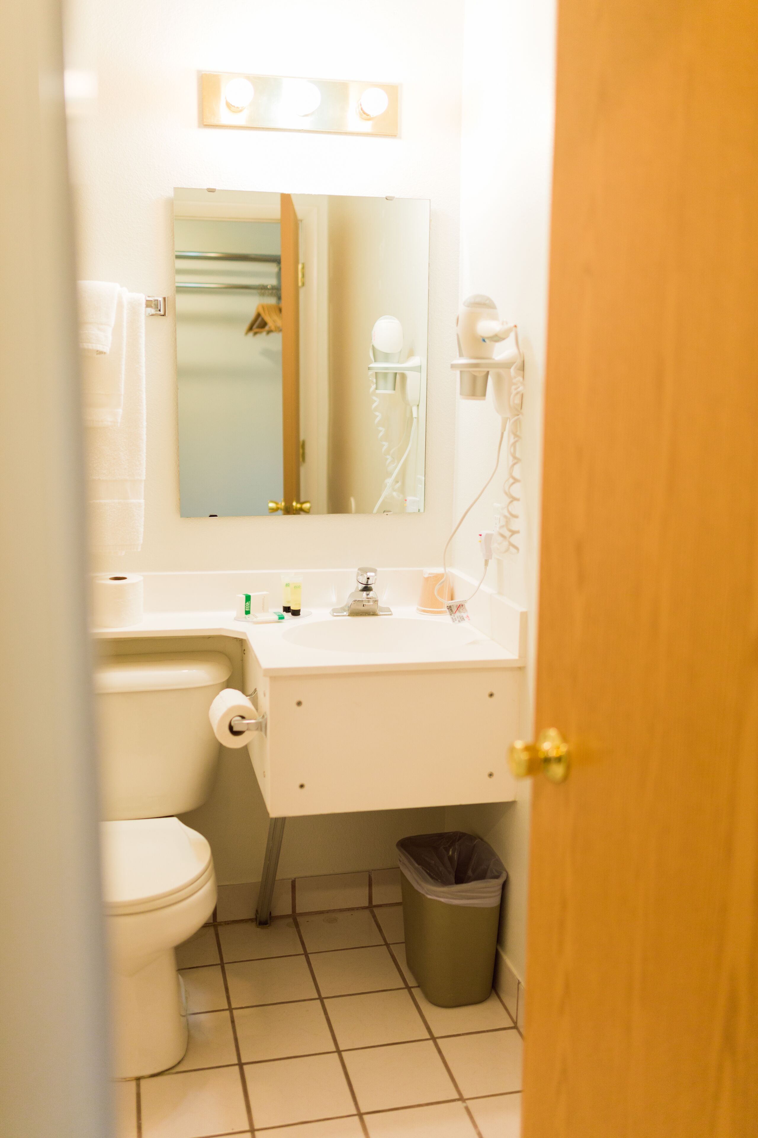 combined shower/bathtub, towels, soap, shampoo