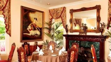 供應午餐、晚餐、早午餐;美國菜