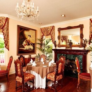 Lunch, dinner, brunch served; American cuisine 