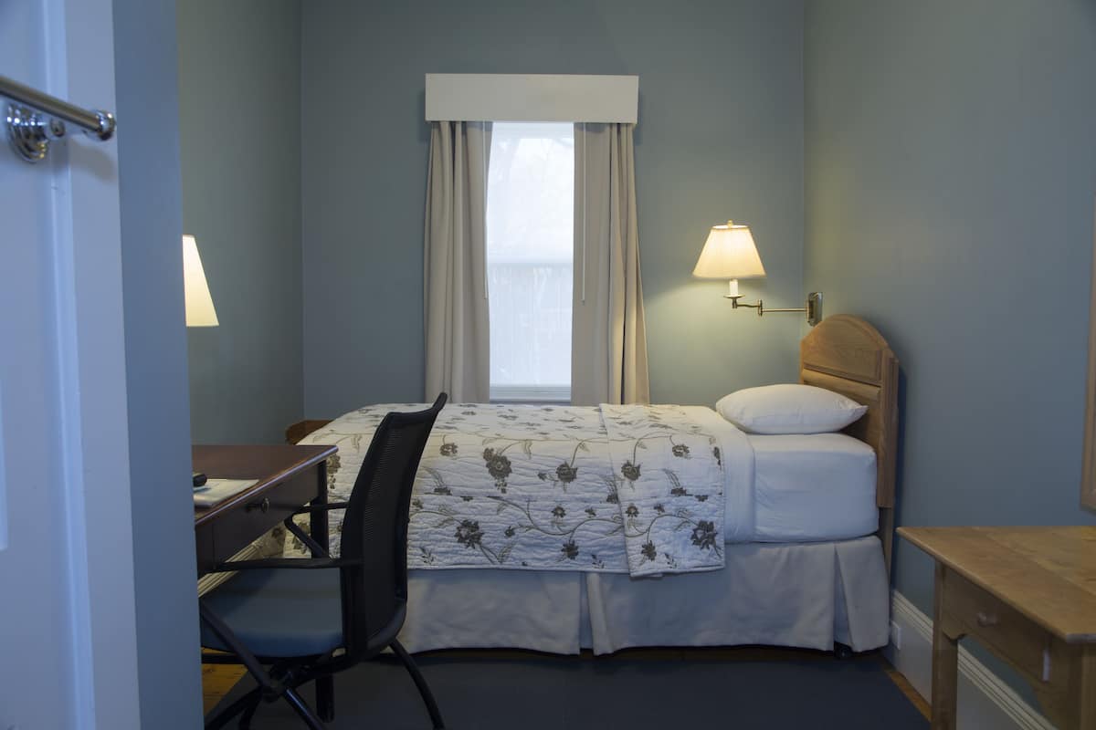 Single Room, Shared Bath | Desk, iron/ironing board, free WiFi, bed sheets