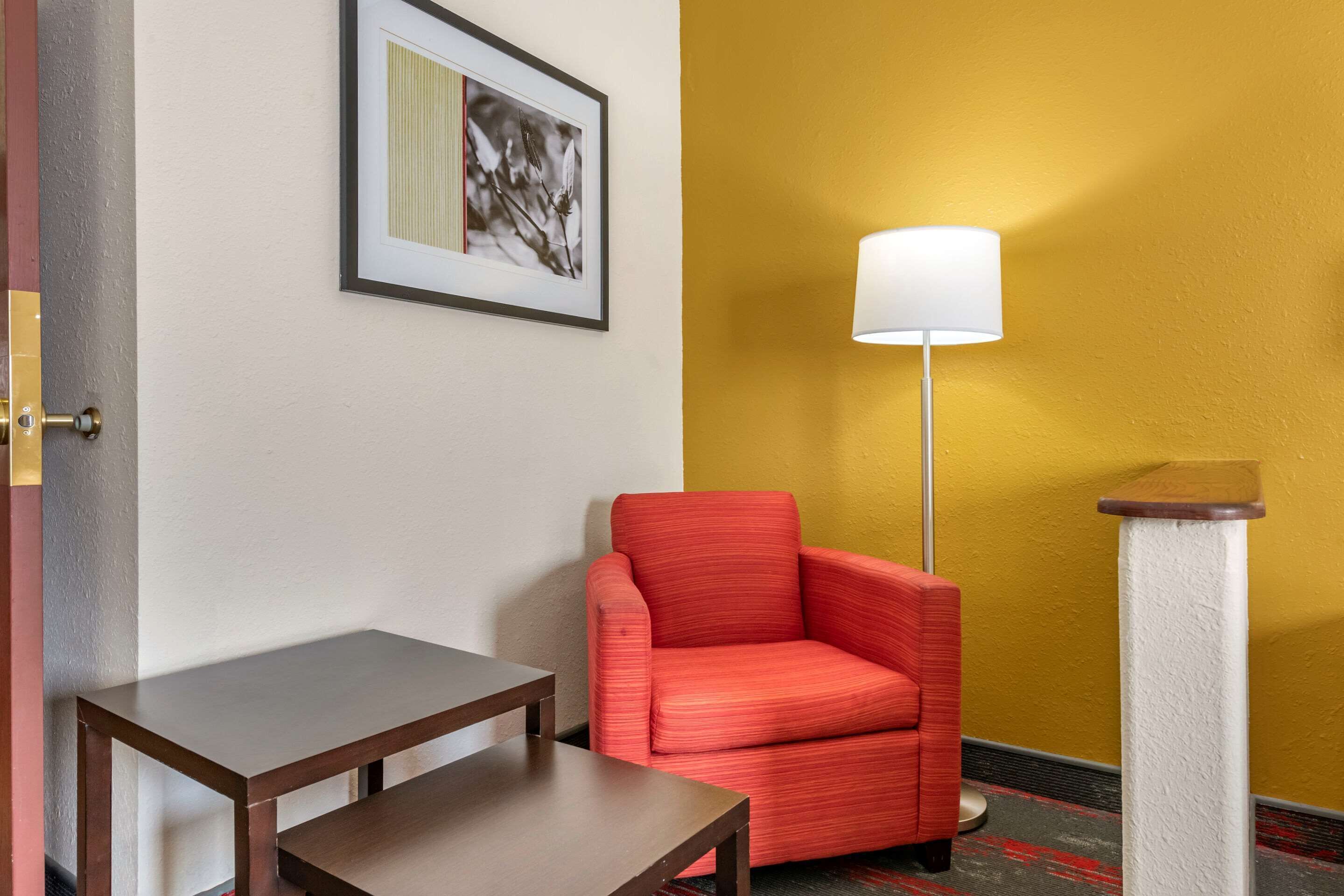 standard room, 1 king bed, non smoking | in-room safe, desk, laptop workspace, blackout curtains