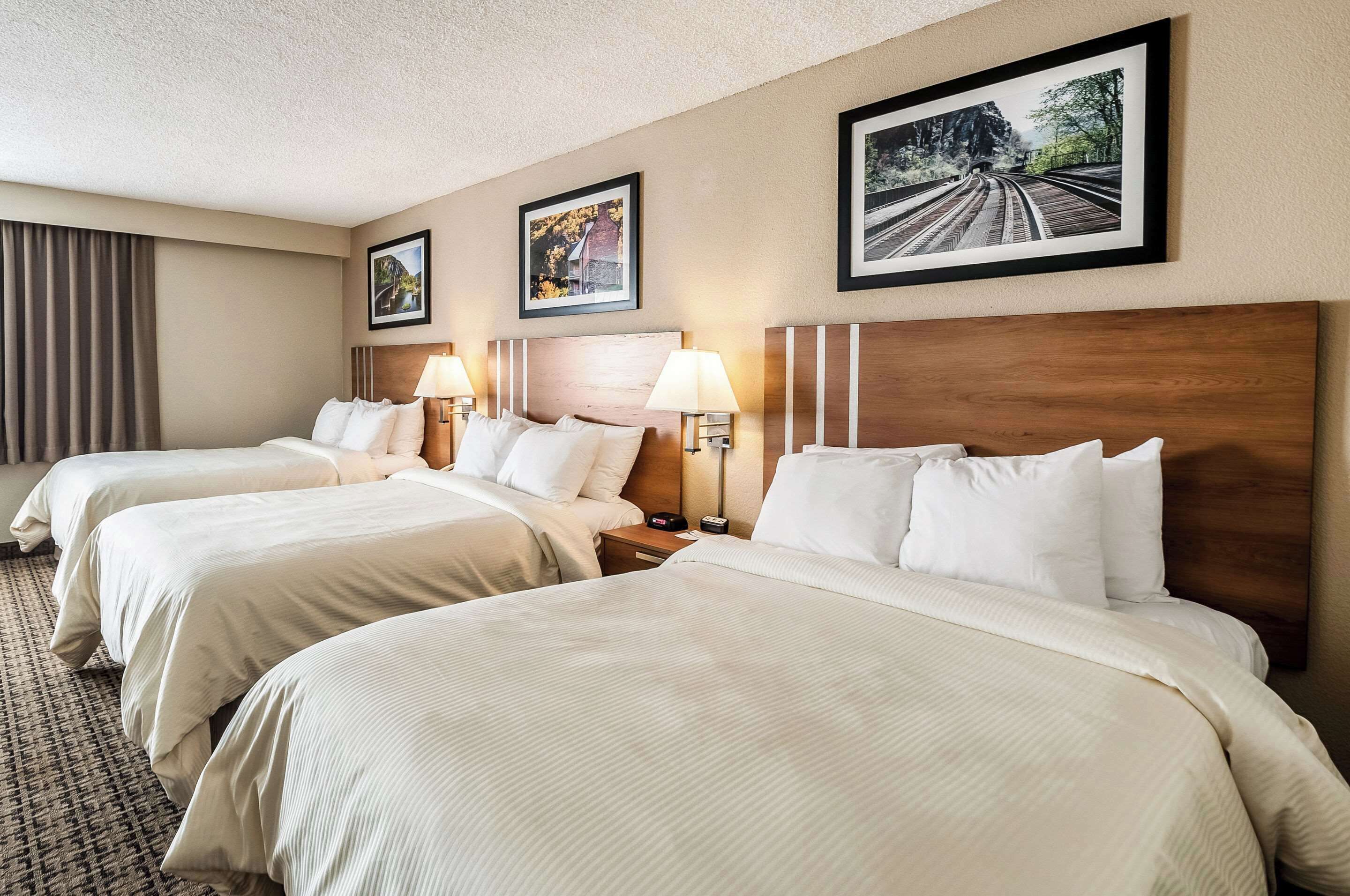 客房内保险箱、办公桌、笔记本电脑工作区、遮光窗帘