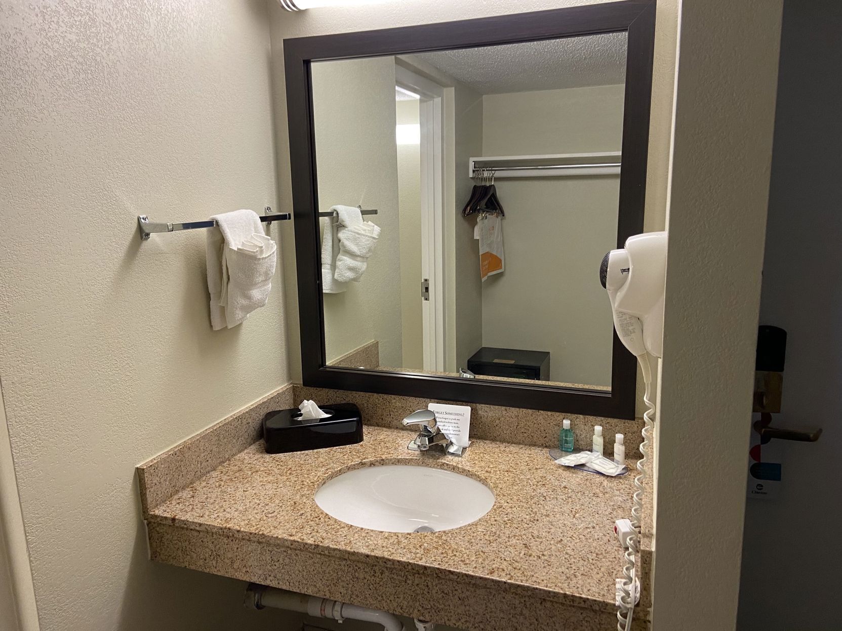 Baño | Amenidades de baño gratuitas, secadora de cabello, toallas 