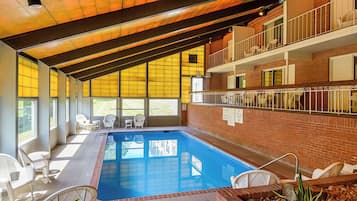 Kolam renang indoor