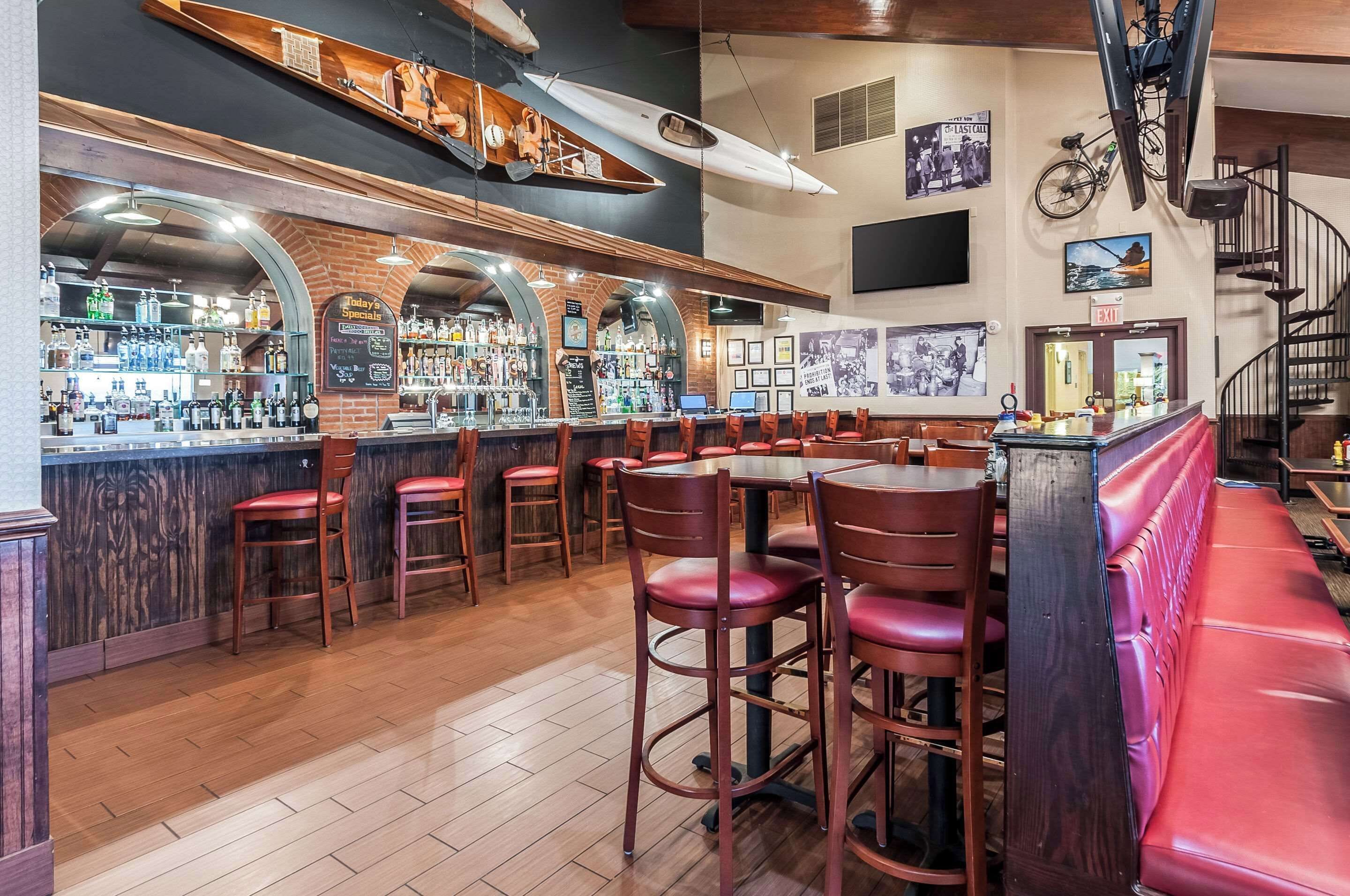 Lunch and dinner served, American cuisine