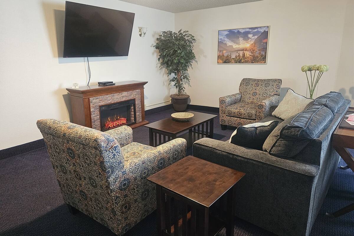 suite, 1 king bed with sofa bed, non smoking | living area | 43-inch tv with cable channels