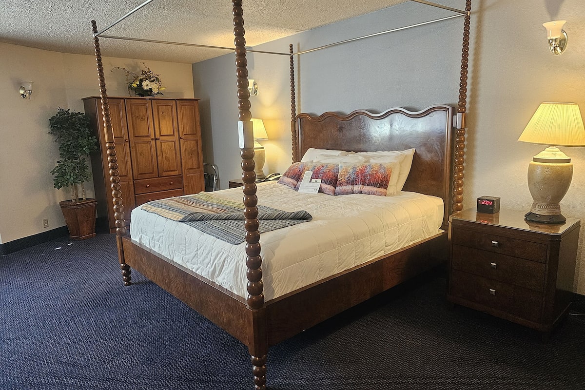 Suite, 1 King Bed with Sofa bed, Non Smoking | Desk, free cribs/infant beds, rollaway beds, free WiFi