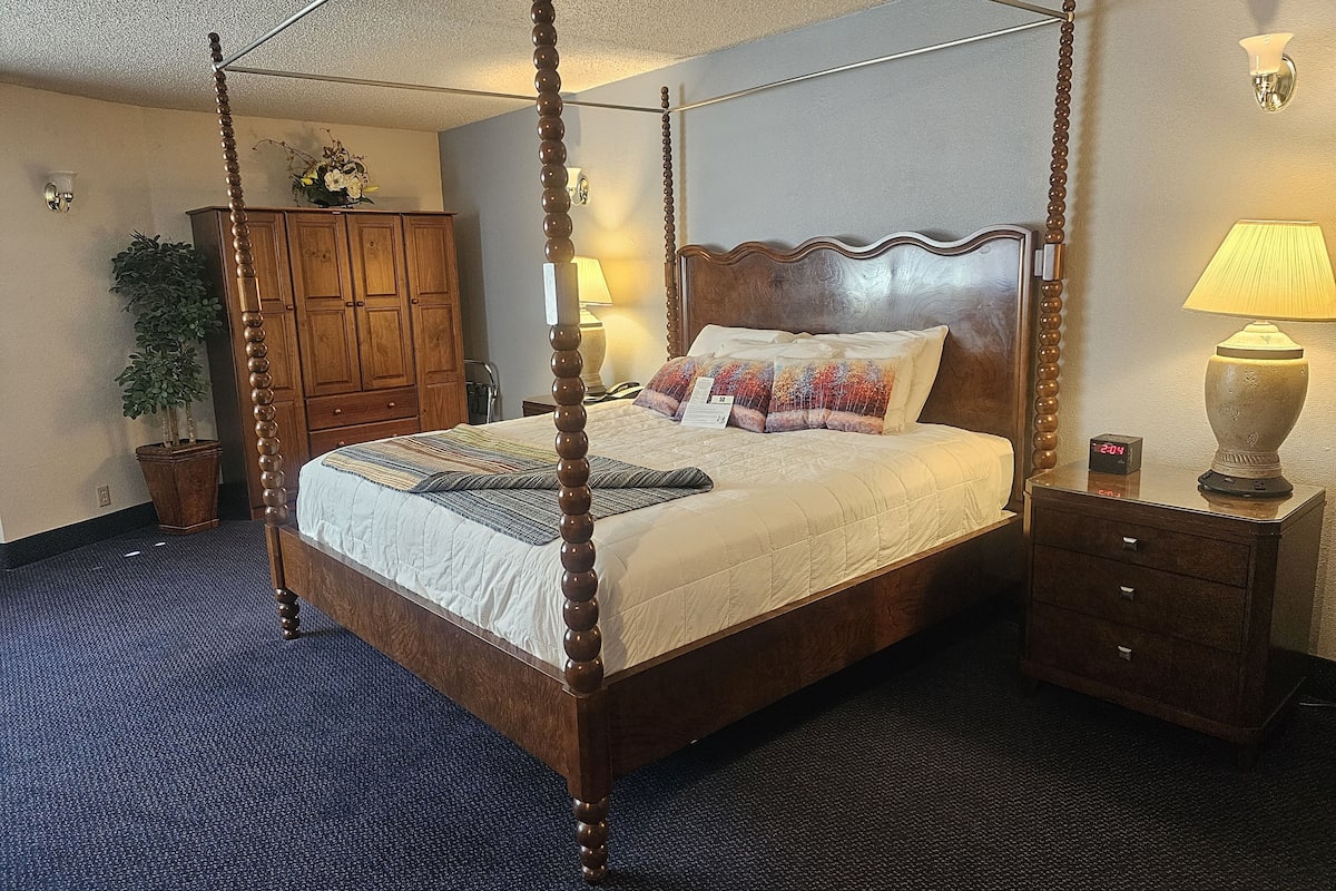 Suite, 1 King Bed with Sofa bed, Non Smoking | 1 bedroom, desk, free cots/infant beds, rollaway beds
