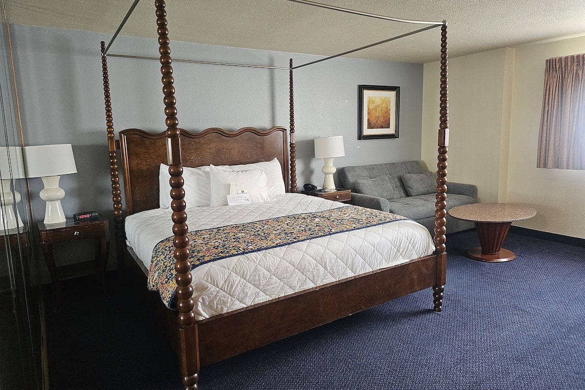 Junior Suite, 1 King Bed, Non Smoking | Desk, free cribs/infant beds, rollaway beds, free WiFi