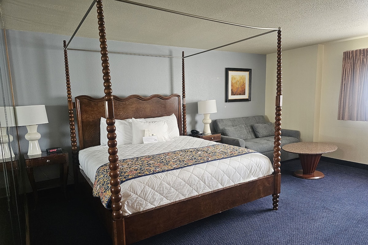 Junior Suite, 1 King Bed, Non Smoking | 1 bedroom, desk, free cots/infant beds, rollaway beds