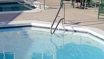 Piscina externa sazonal, funciona das 9h às 22h, guarda-sóis