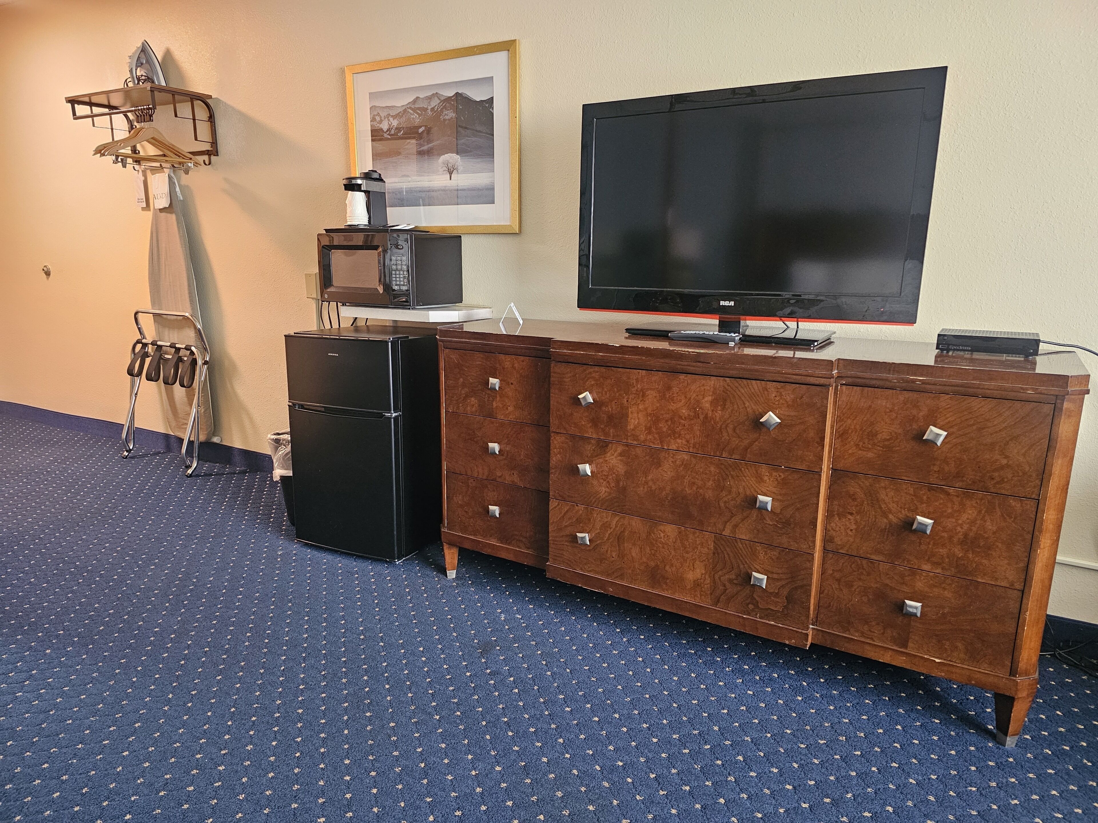 junior suite, 1 king bed, non smoking | 1 bedroom, desk, free cots/infant beds, rollaway beds