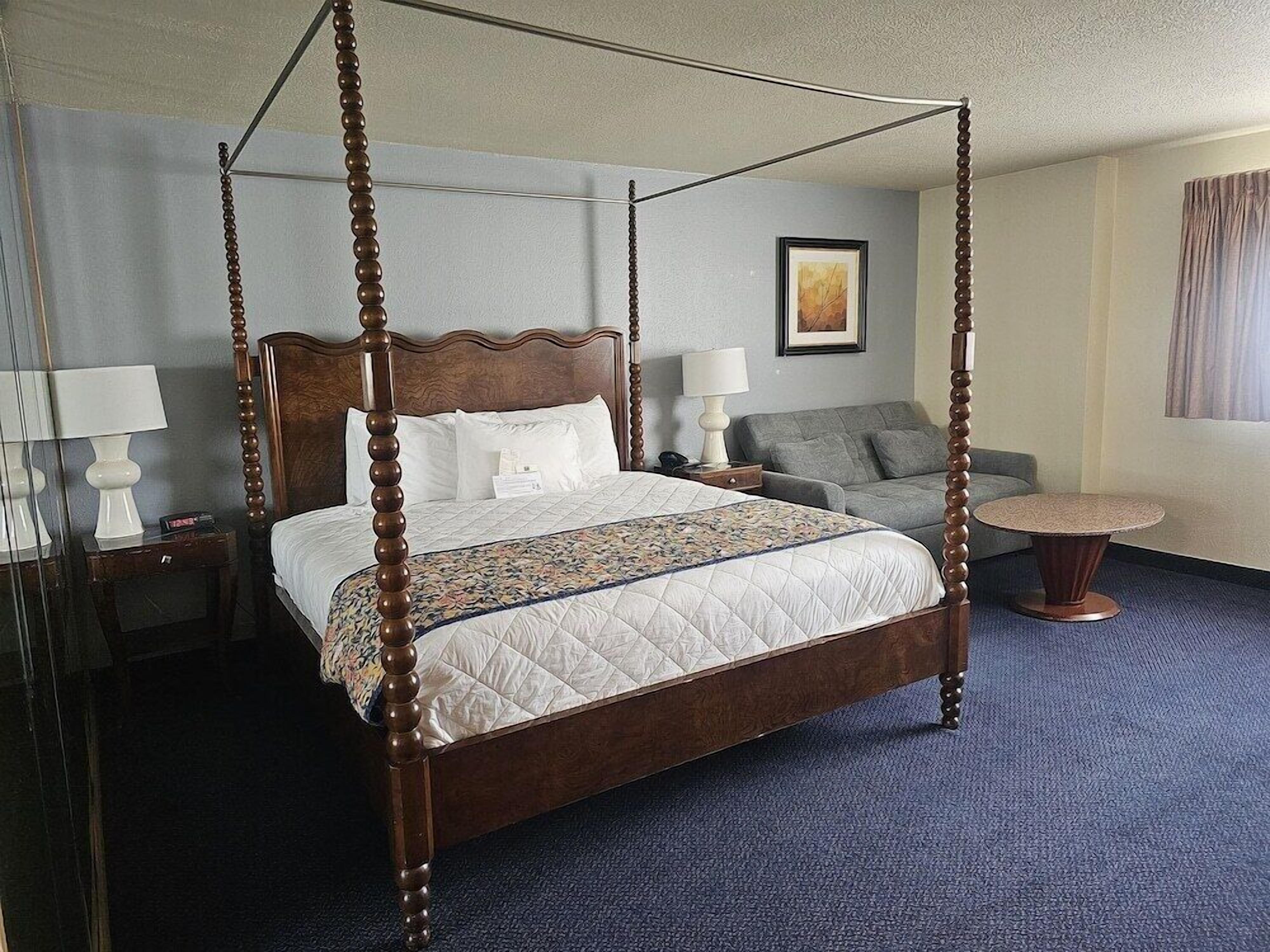 Desk, free cribs/infant beds, rollaway beds, free WiFi