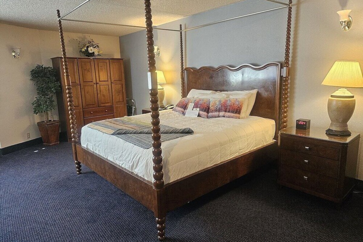 Desk, free cribs/infant beds, rollaway beds, free WiFi