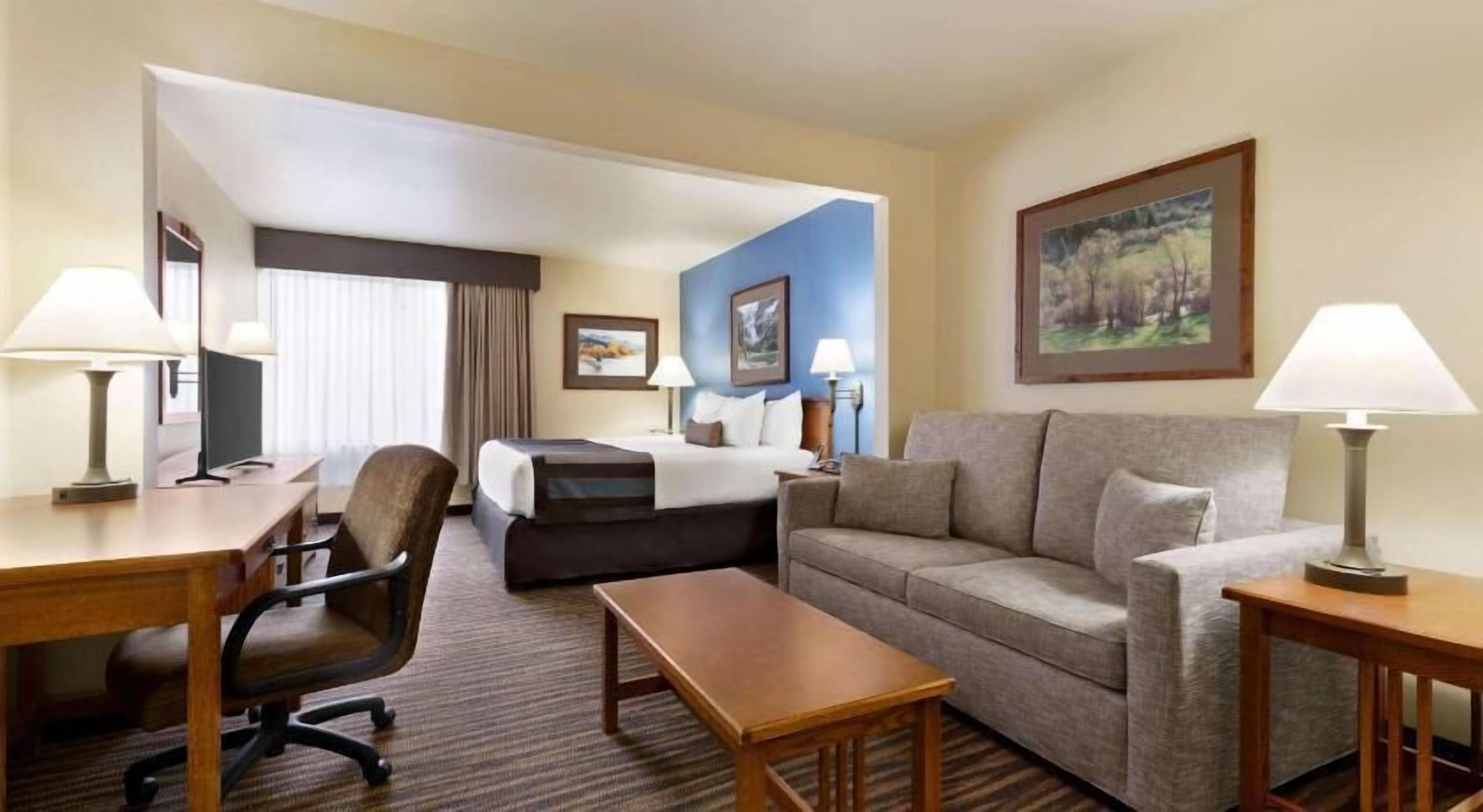 In-room safe, laptop workspace, blackout drapes, iron/ironing board