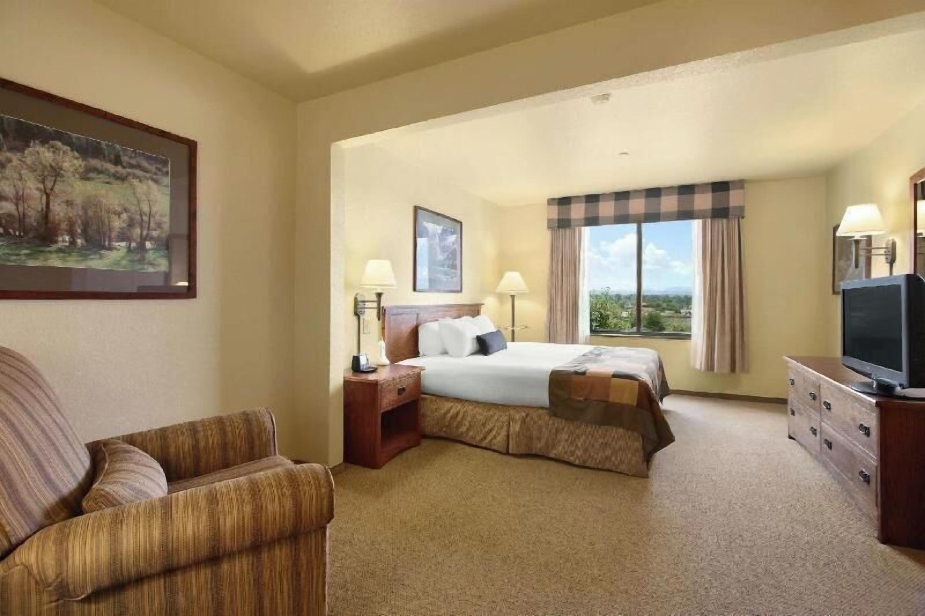 In-room safe, laptop workspace, blackout drapes, iron/ironing board