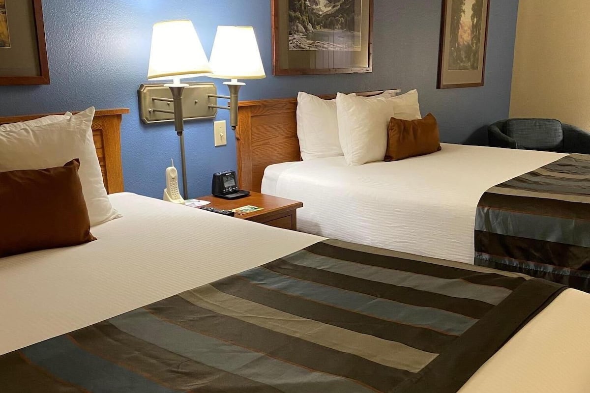 in-room safe, laptop workspace, blackout curtains, iron/ironing board