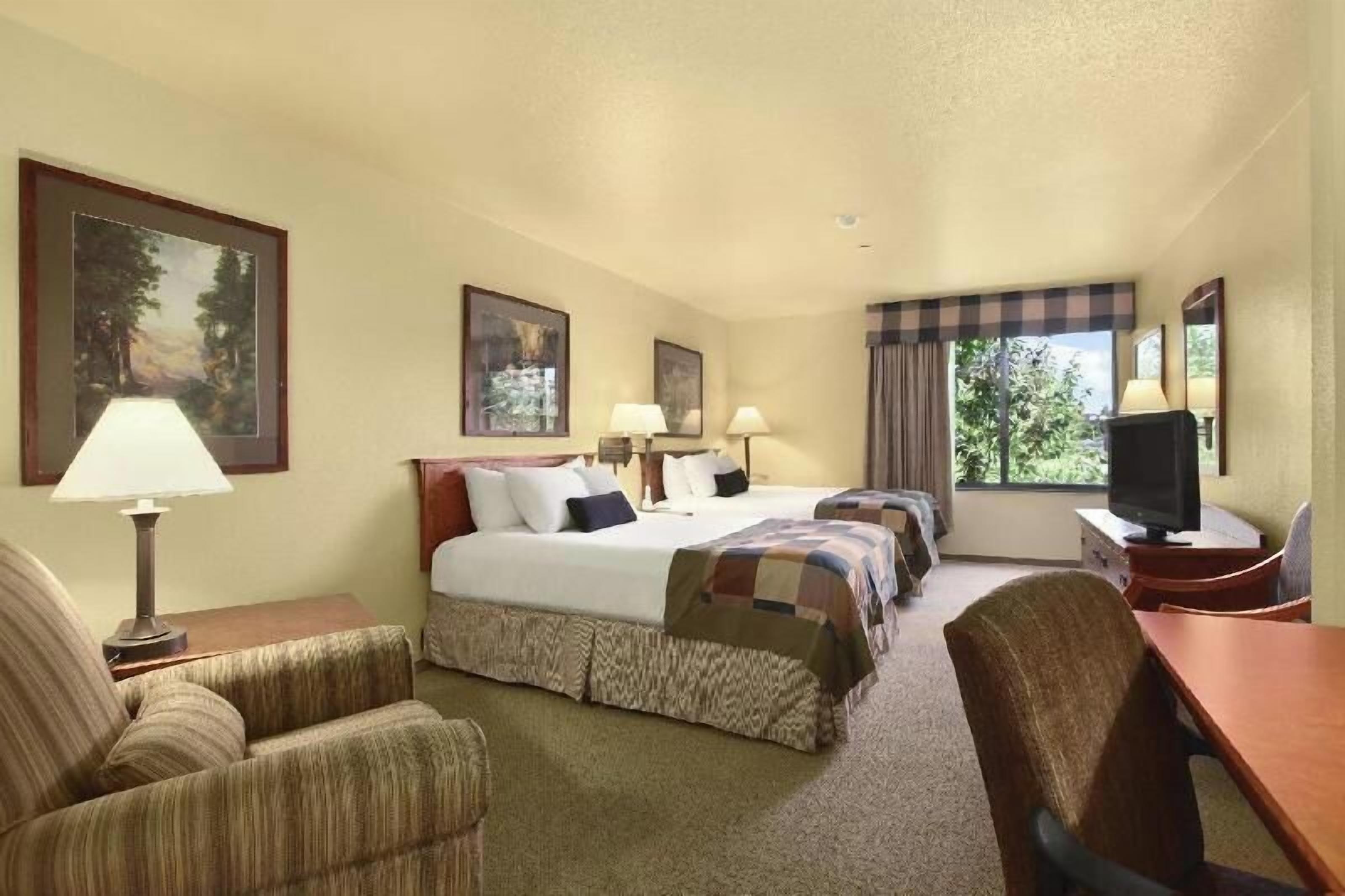 In-room safe, laptop workspace, blackout drapes, iron/ironing board