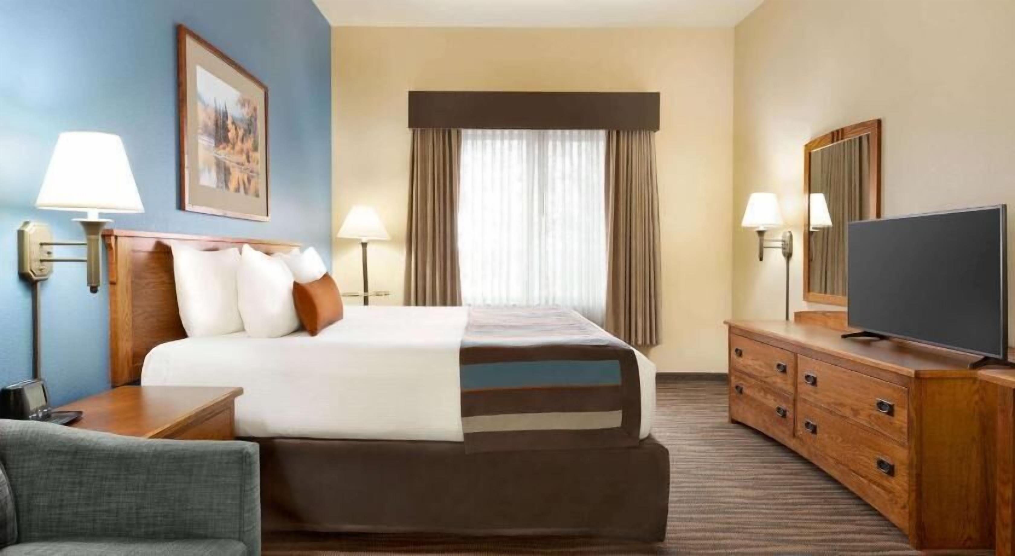 In-room safe, laptop workspace, blackout drapes, iron/ironing board