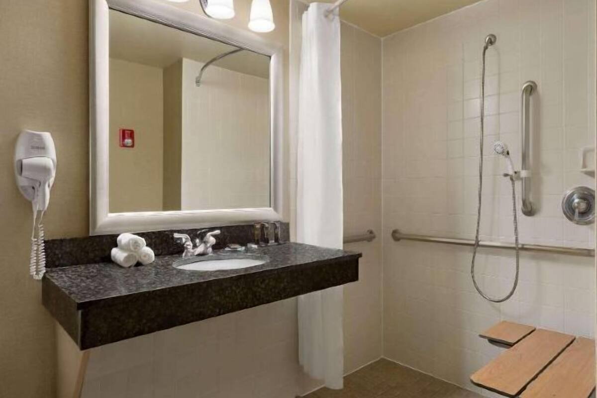 Bathroom | Combined shower/bathtub, eco-friendly toiletries, hair dryer, towels