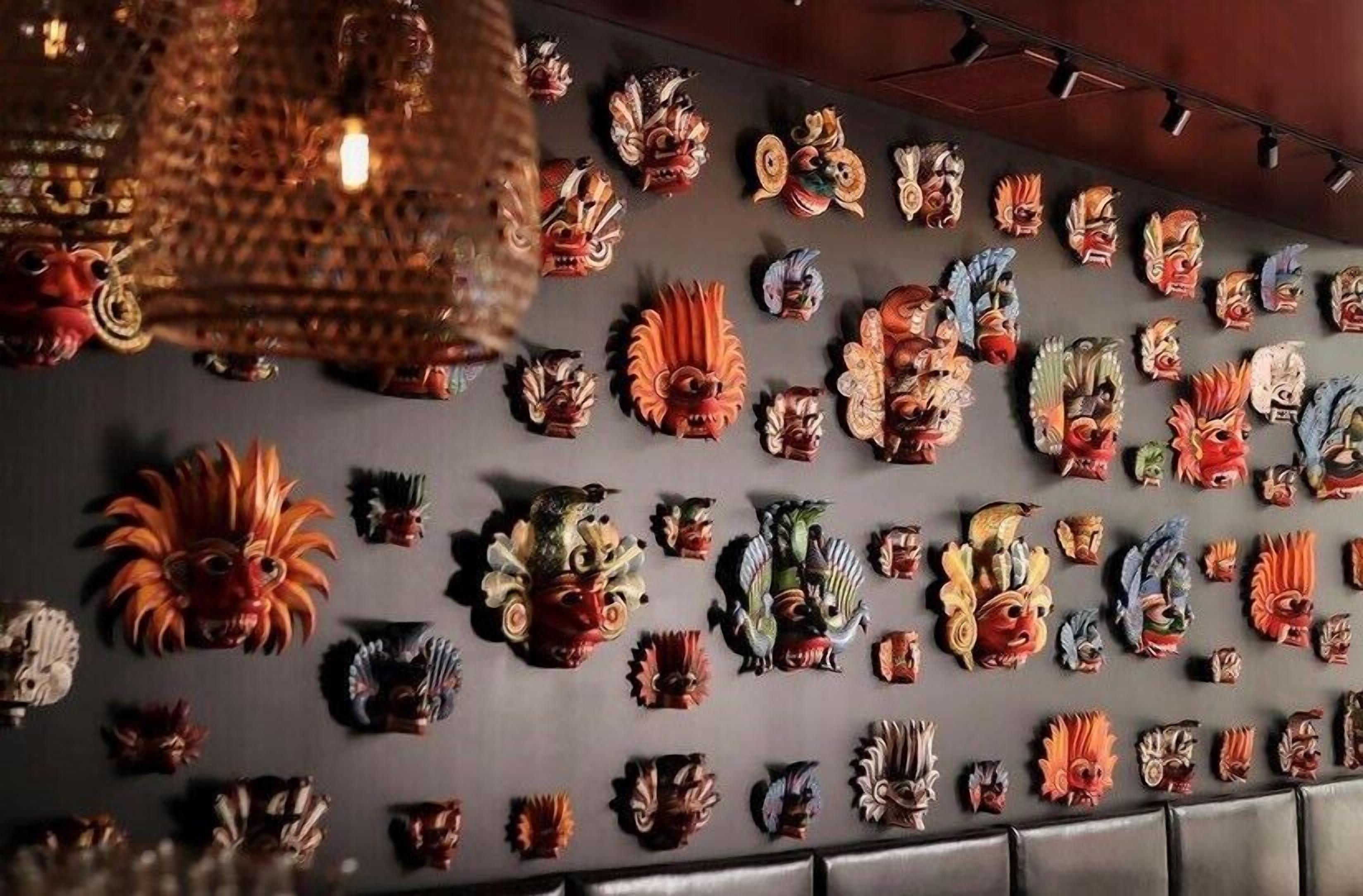 Un muro decorato con una varietà di maschere tradizionali.