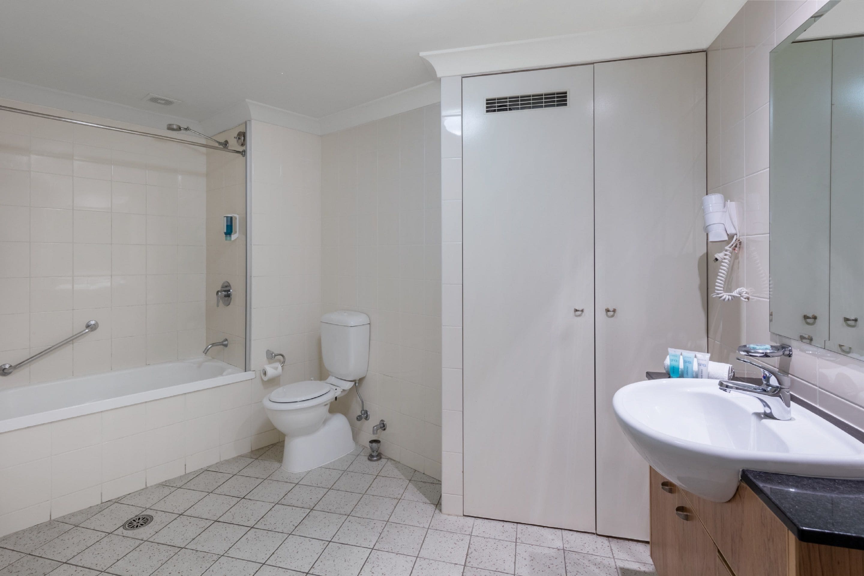 Two Bedroom Apartment with Kitchen | Bathroom | Combined shower/tub, free toiletries, hair dryer, towels