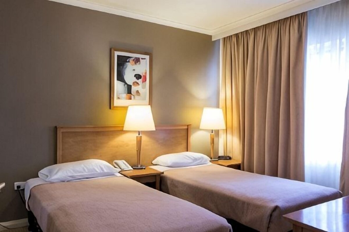 Espacio para trabajar con laptop y cortinas blackout 