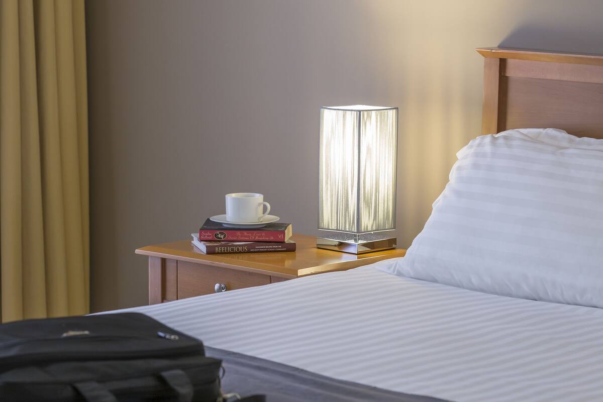 Espacio para trabajar con laptop y cortinas blackout 