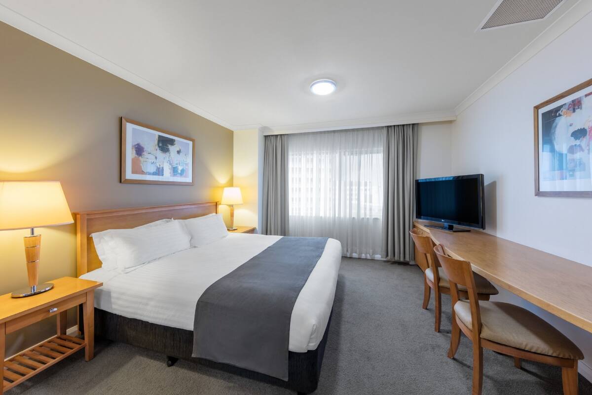 Espacio para trabajar con laptop y cortinas blackout 
