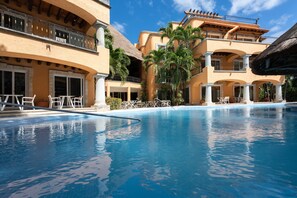 Una piscina al aire libre